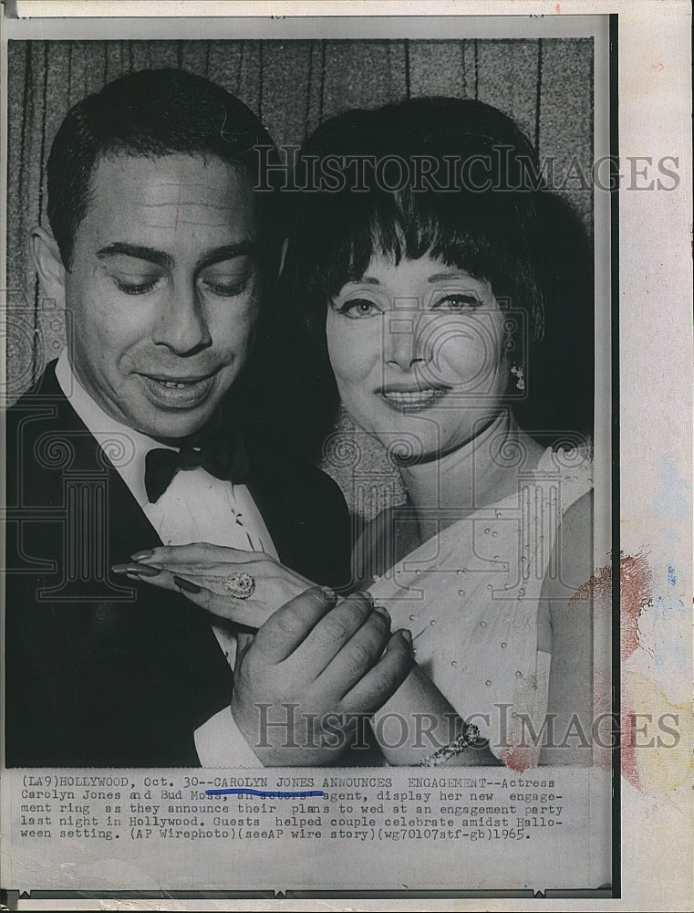 1965 Press Photo Actress Carolyn Jones &amp; Fiance Bud Moss - Historic Images