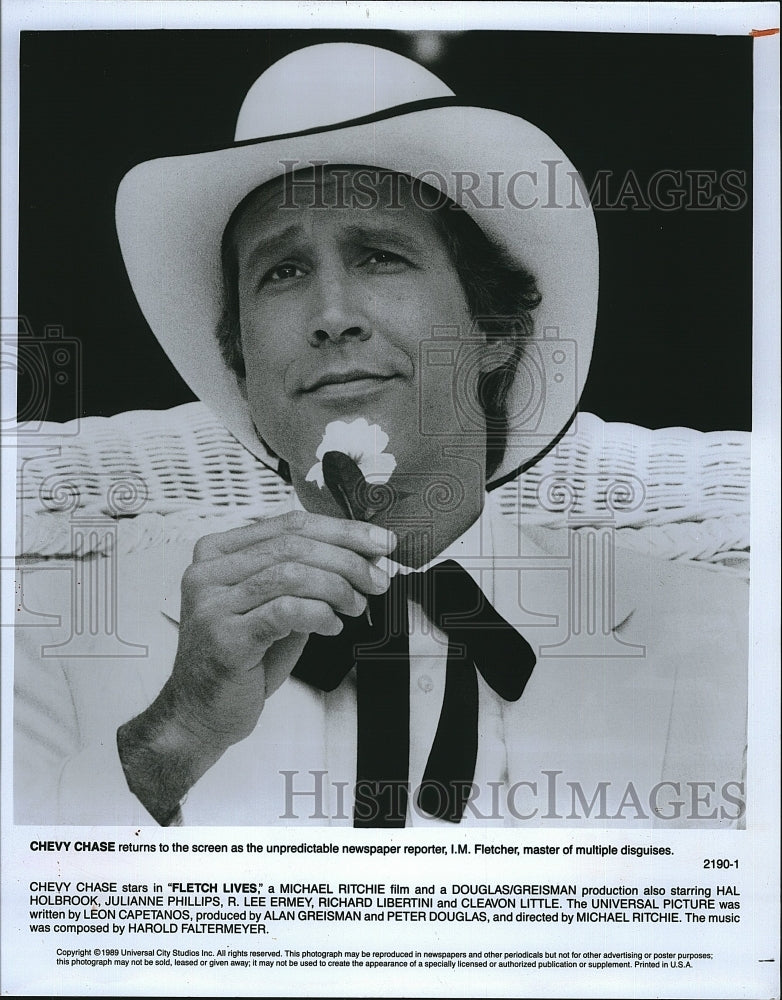 1989 Press Photo Chevy Chase American Actor Fletch Lives Comedy Movie Film - Historic Images