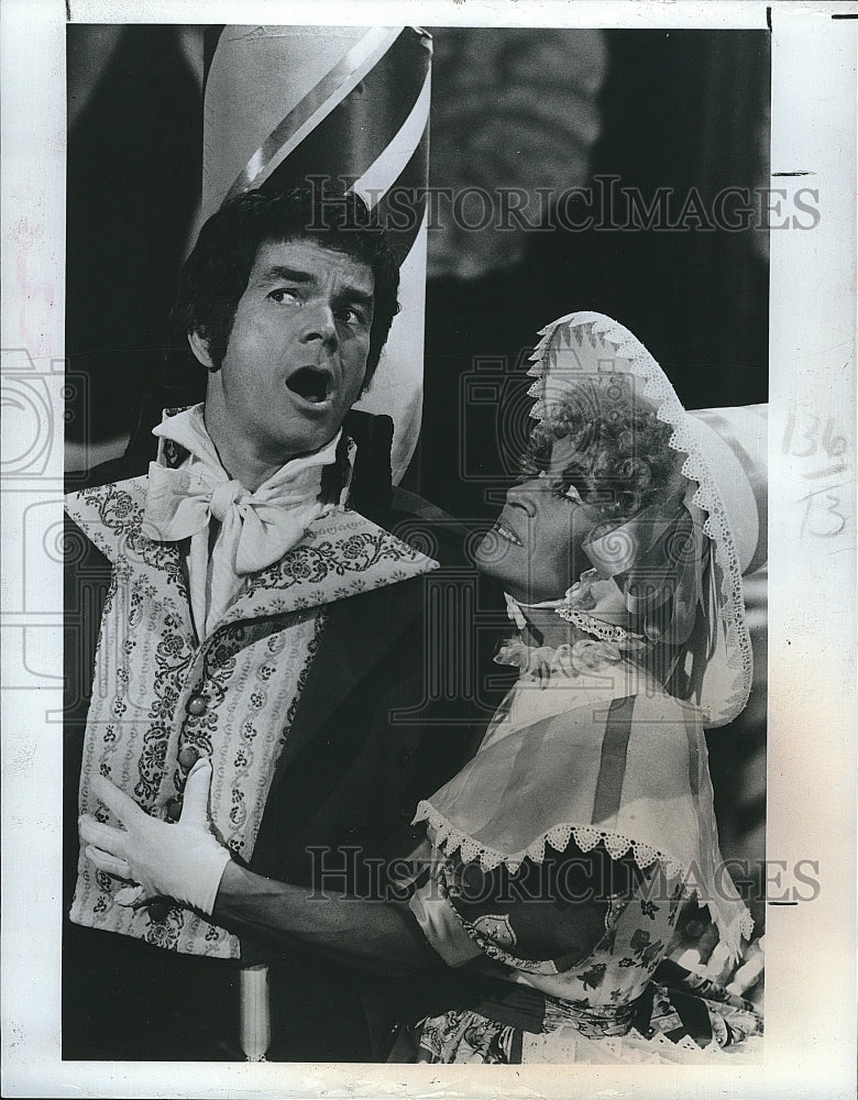 1977 Press Photo Dean Jones &amp; Ruth Buzzi In &quot;Once Upon A Brothers Grimm&quot; - Historic Images