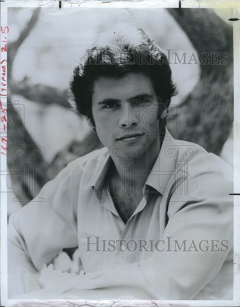 1983 Press Photo Lorenzo Lamas Stars In &quot;Falcon Crest&quot; - Historic Images