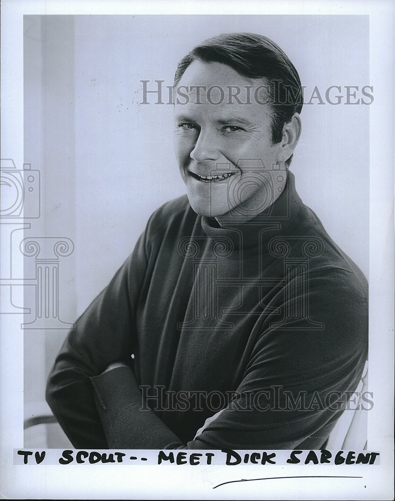 1970 Press Photo Actor Dick Sargent Smiles With Arms Folded - Historic Images