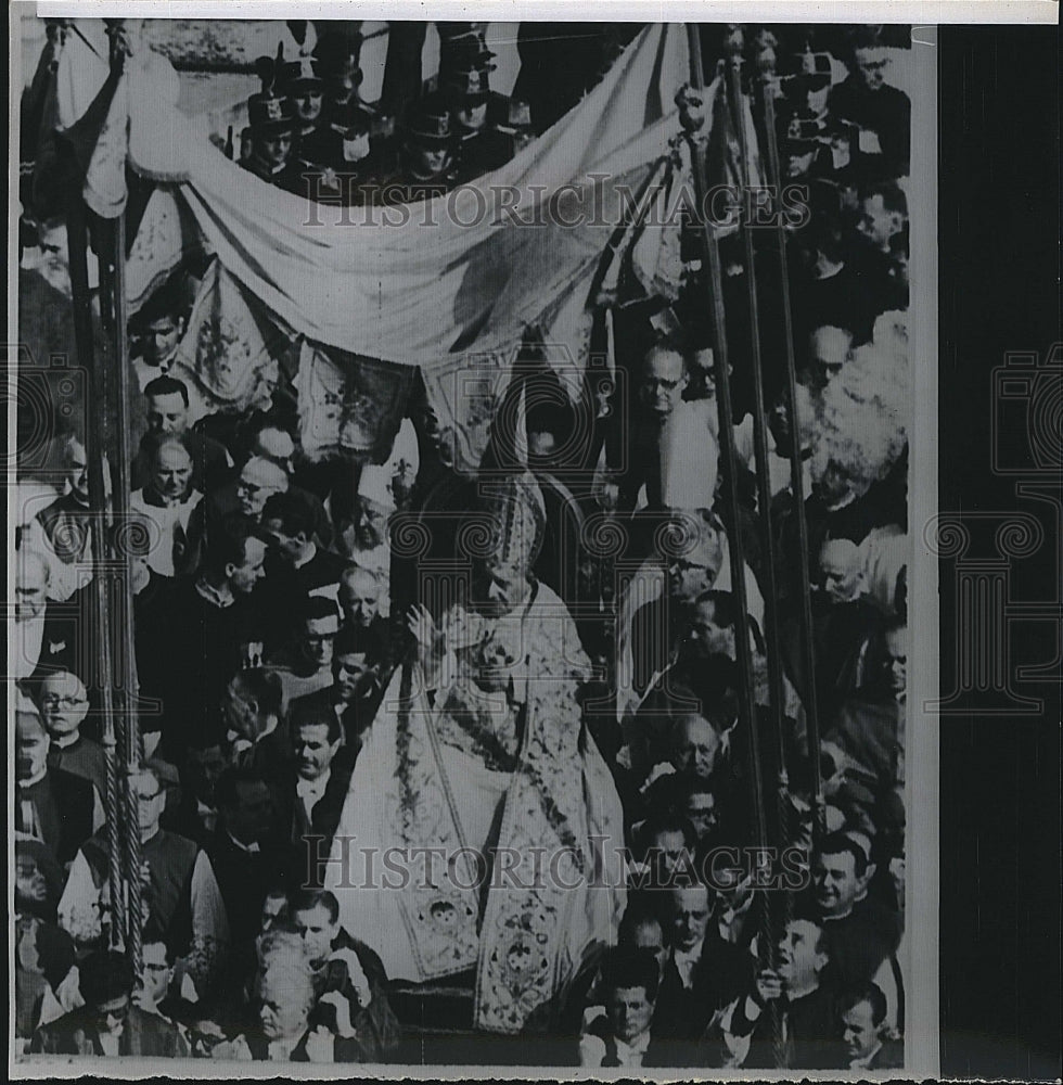 1962 Press Photo Pope John Paul XXIII Blesses Crowd From St. Peter&#39;s Basilica - Historic Images