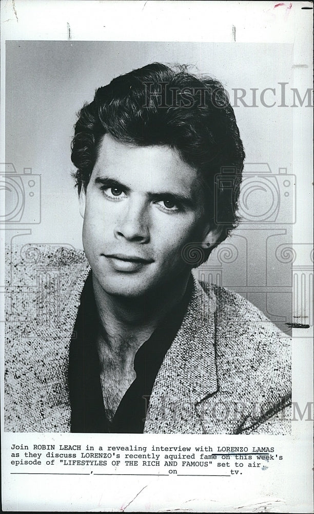 1984 Press Photo Robin Leach interviews Lorenzo Lamas in &quot;Lifestyles&quot; - Historic Images