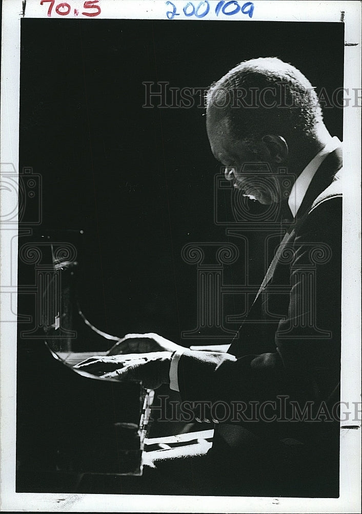 1985 Press Photo Hank Jones Performs At The Piano - Historic Images