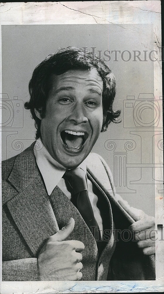 1978 Press Photo Comedian Chevy Chase Bares His Vest - Historic Images