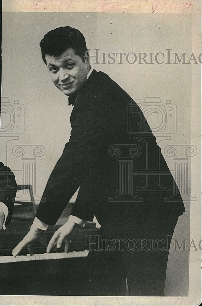 1965 Press Photo Entertainer Steve Rossi At The Piano - Historic Images