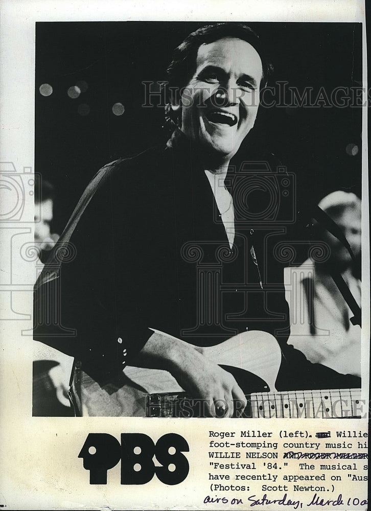 1984 Press Photo Musician Roger Miller Strums The Guitar - Historic Images