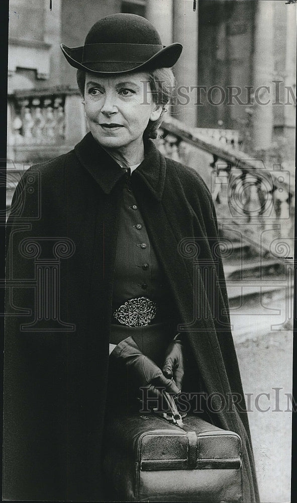 1982 Press Photo Actress Deborah Kerr In Hat And Coat - Historic Images