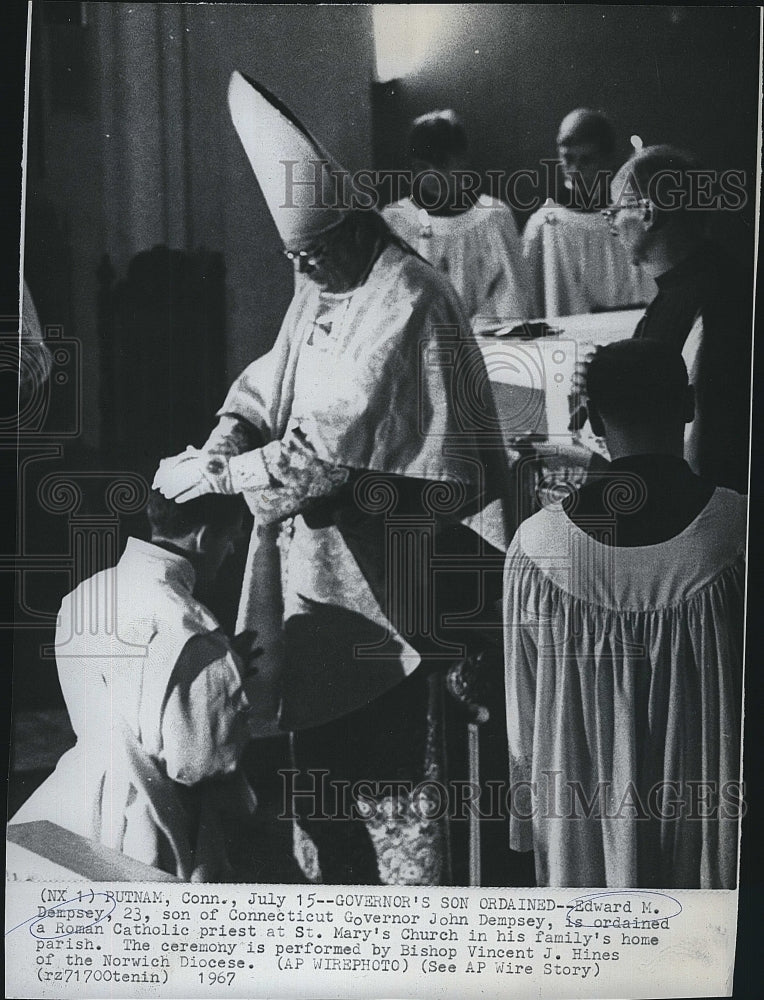 1967 Press Photo Edward Dempsey, son of Conn. Gov. ordained a Roman Priest. - Historic Images