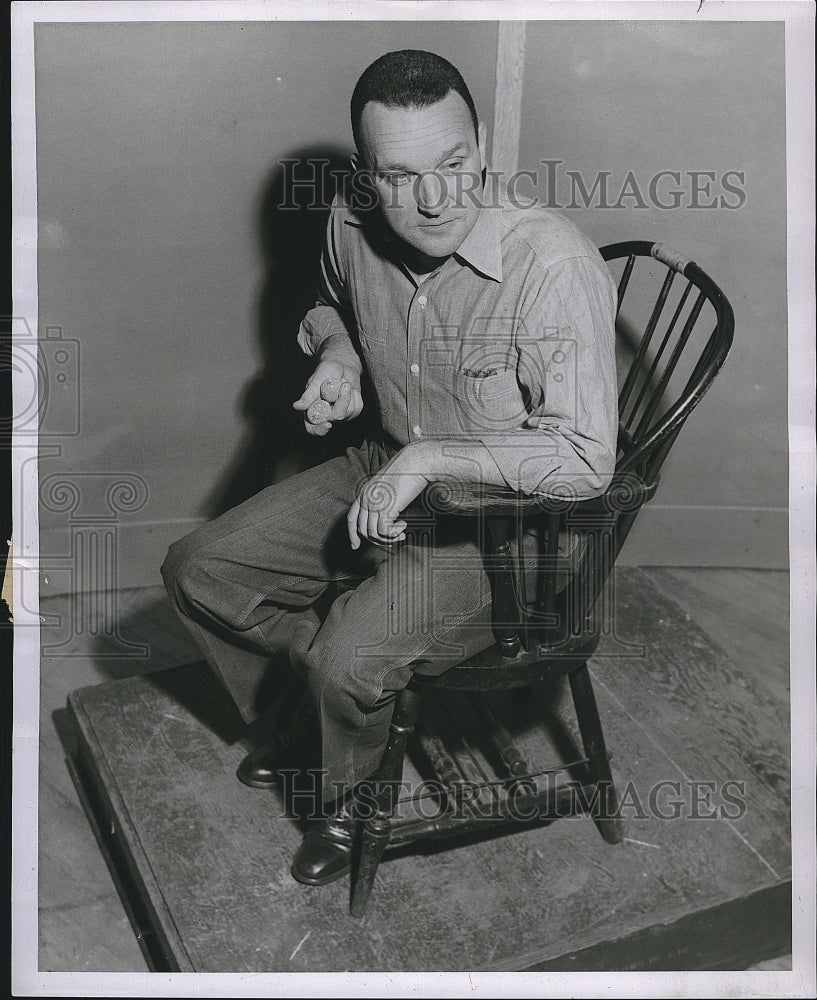 1957 Press Photo Convict Dick Dempsey, twirls steel balls under nervous strain. - Historic Images