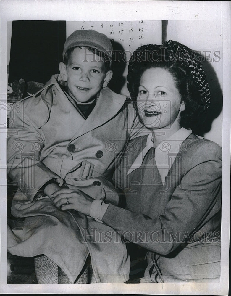 1949 Press Photo David Dempsey, Child With Stomach Ailment & Mom Mabel Palmer - Historic Images