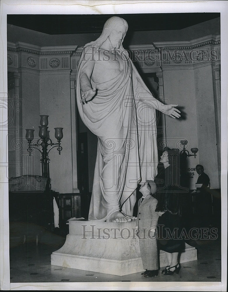 1949 Press Photo &quot;Miracle Boy&quot; David Dempsey &amp; Mother Mabel Palmer Before Christ - Historic Images