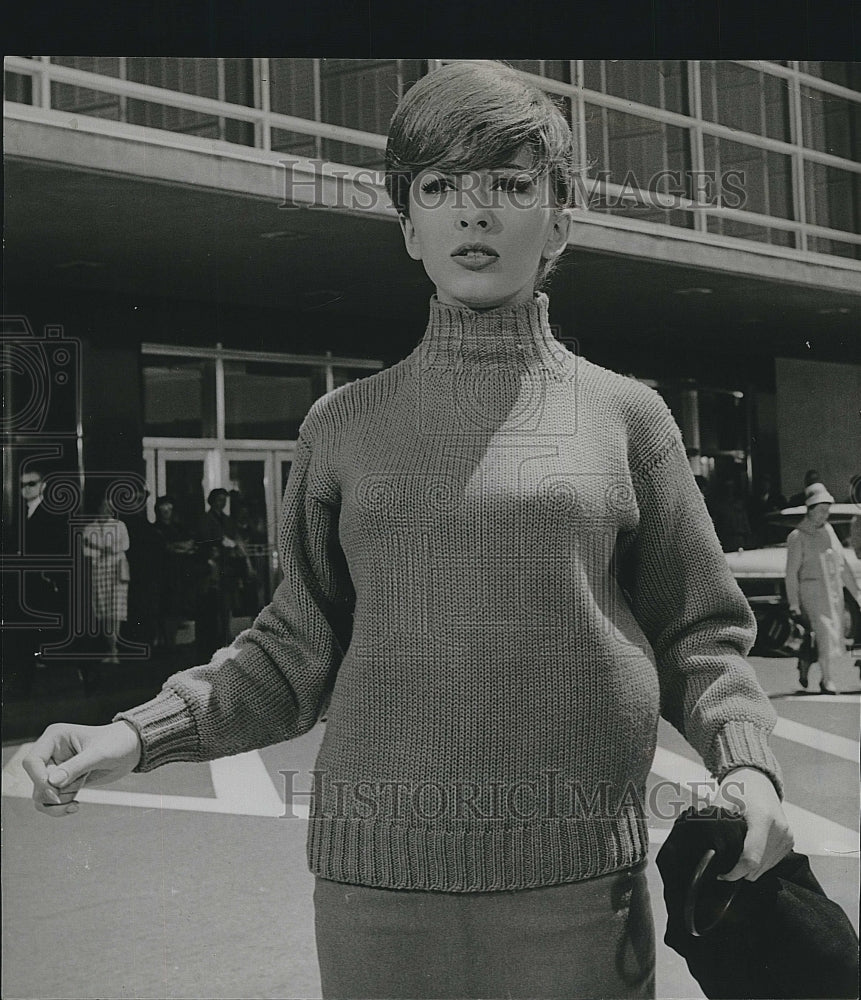 1963 Press Photo Dany Saval In &quot;Moon Pilot&quot; Hunts Through San Francisco Airport - Historic Images