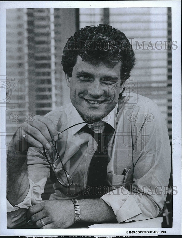 1985 Press Photo Actor John Sanderford in &quot;Ryans Hope&quot; - Historic Images