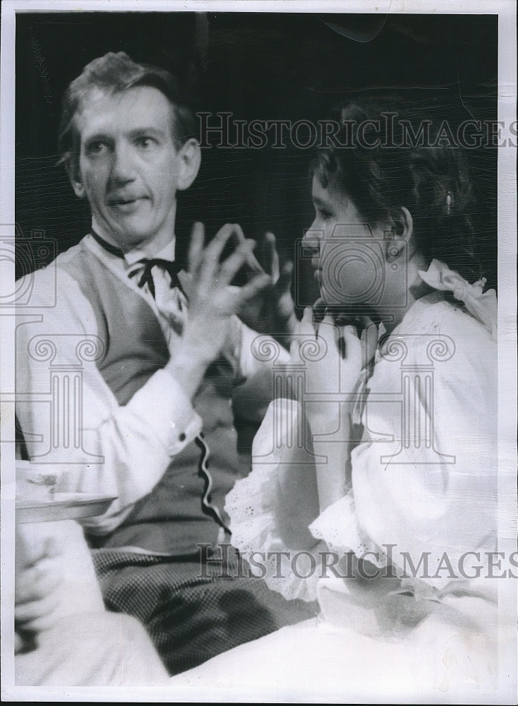 1959 Press Photo John Hefferman &amp; Loretta Savino star in &quot;Hotel Paradiso&quot; - Historic Images