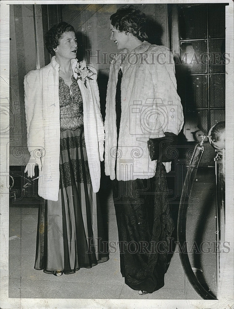 1942 Press Photo Mrs. Harriet Saunders and Mrs. Basil Gavin. - Historic Images