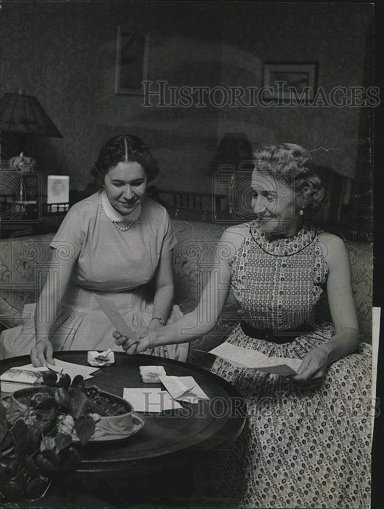 1954 Press Photo Nancy Van Deventer, mother Florence Rinard - Historic Images