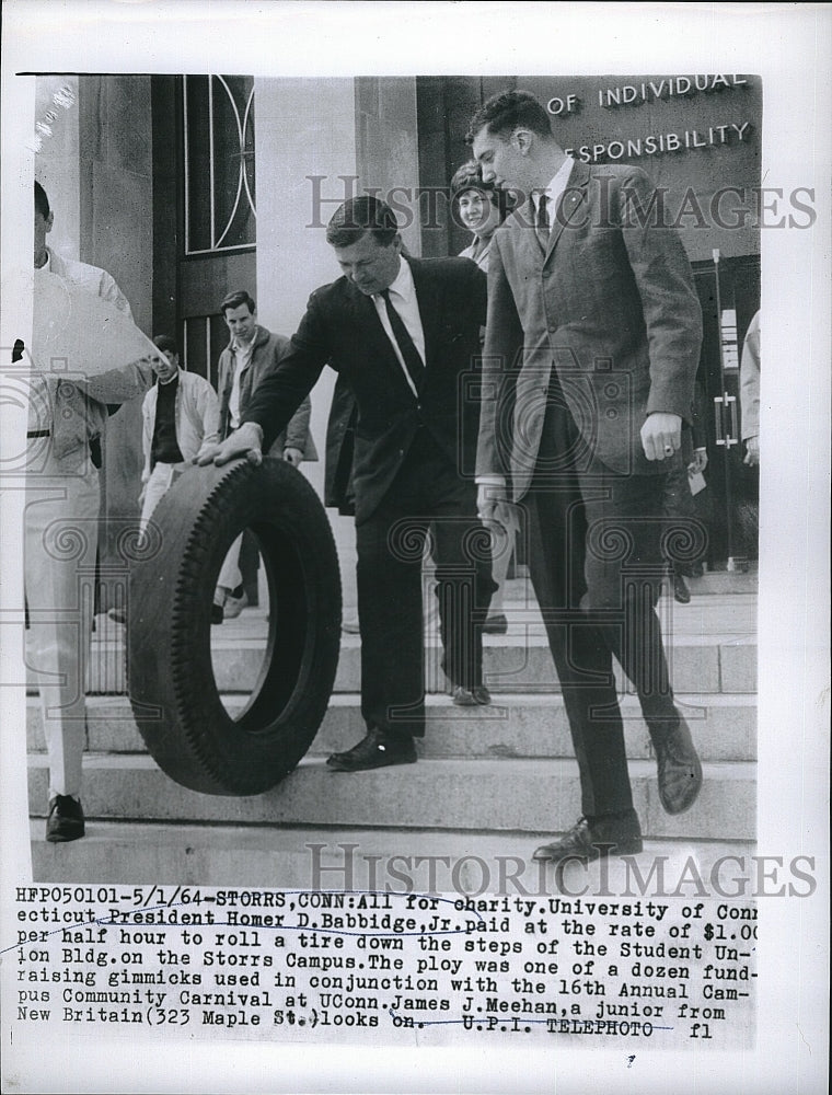 1964 Press Photo Dr.Homer D. Baddidge Jr., tire down at the Student Union  Bldg. - Historic Images