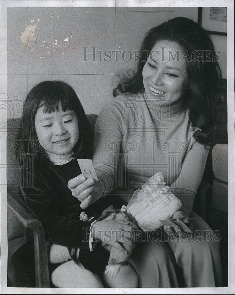 1975 Press Photo Opera Singer Atsuko Azuma and daughter - Historic Images