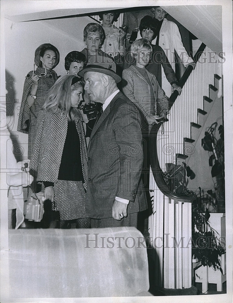 1967 Press Photo State Police Lt. Jack Dempsey at the Robert Kennedy home - Historic Images