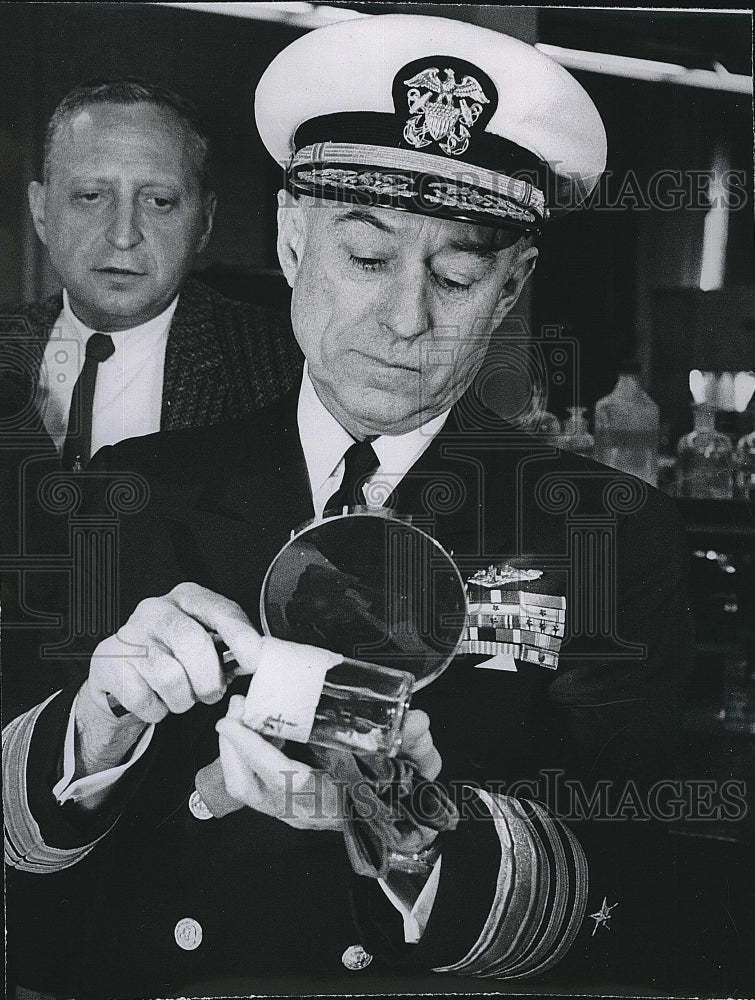 1963 Press Photo Adm.Herbert L.Auyin,USN examine a debris from sunken submarine - Historic Images