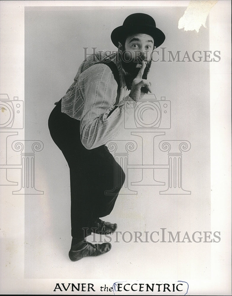 1985 Press Photo Avner the Accentric vaudeville performer, clown, hand magician. - Historic Images