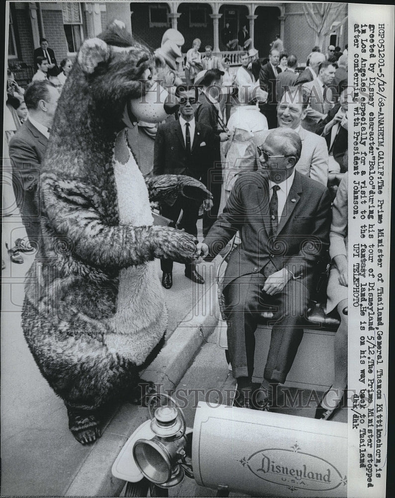 1968 Press Photo Thai PM Thamon Kittikachora Visits Baloo At Disneyland - Historic Images