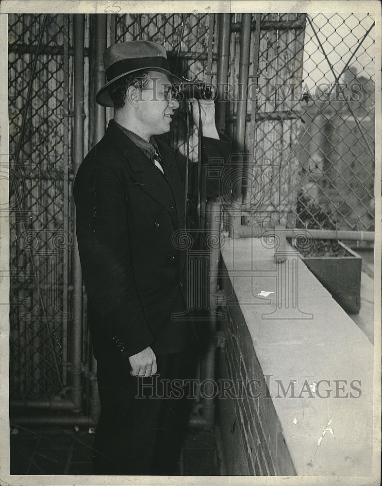 1935 Press Photo Ken Kling Looks Through Binoculars - Historic Images