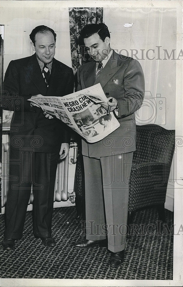 1939 Press Photo Sam Cohen &amp; Ken Kling Read Newspaper Headlines - Historic Images