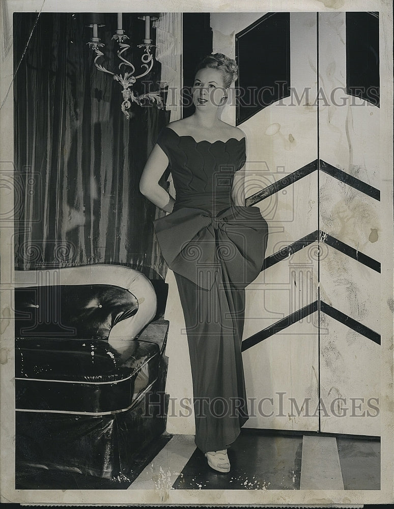 1945 Press Photo Singer Evelyn Knight Models Blue Sapphire Gown - Historic Images