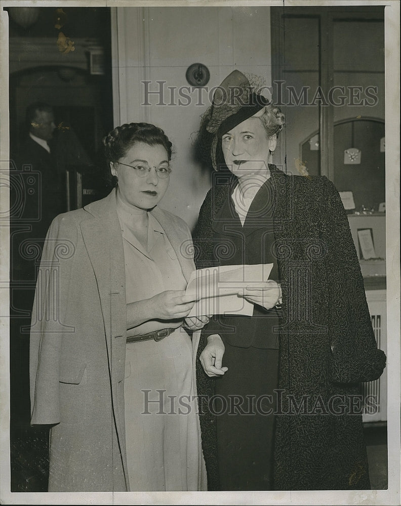 1946 Press Photo Sylvia Manese, Elizabeth Lautermilch - Historic Images