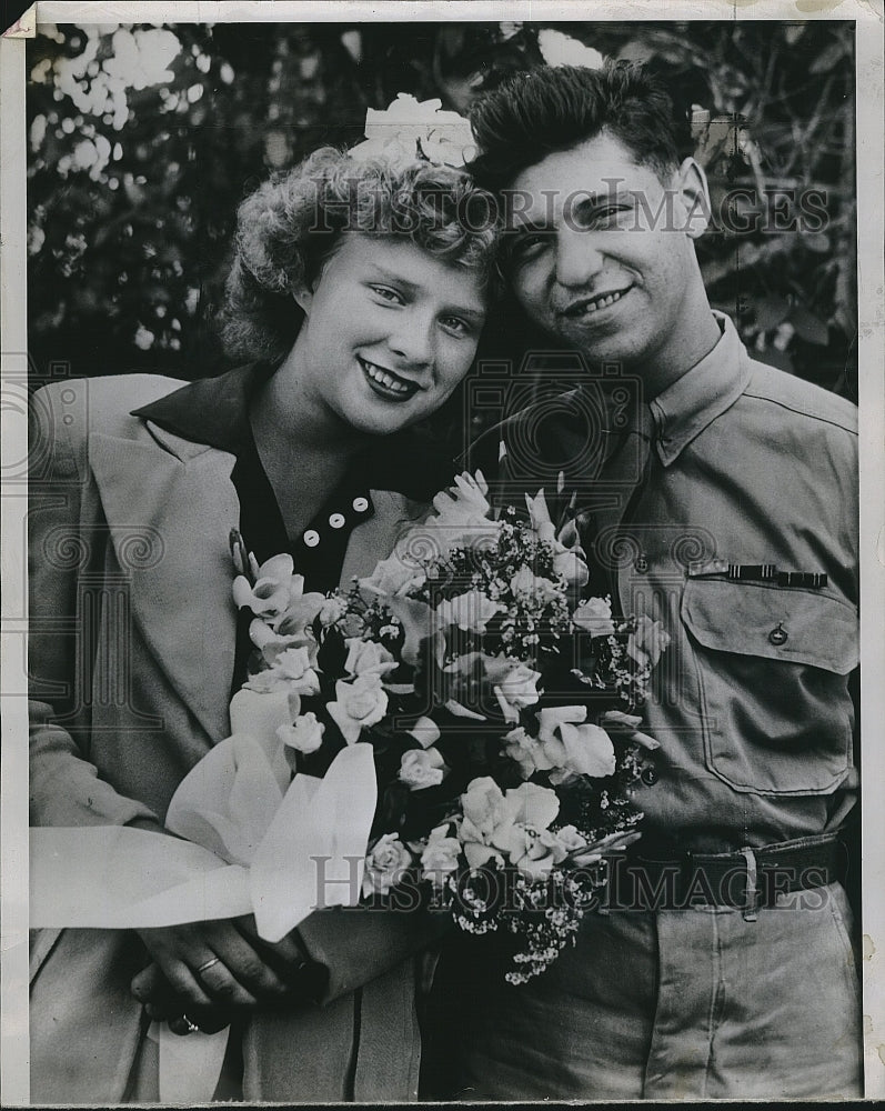 1944 Press Photo Pfc. Alton W. Knappenberger and bride Ruth - Historic Images