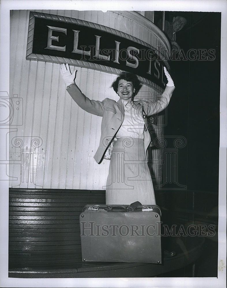 1951 Press Photo Mrs. Ellen Knauff on Ellis Island - Historic Images