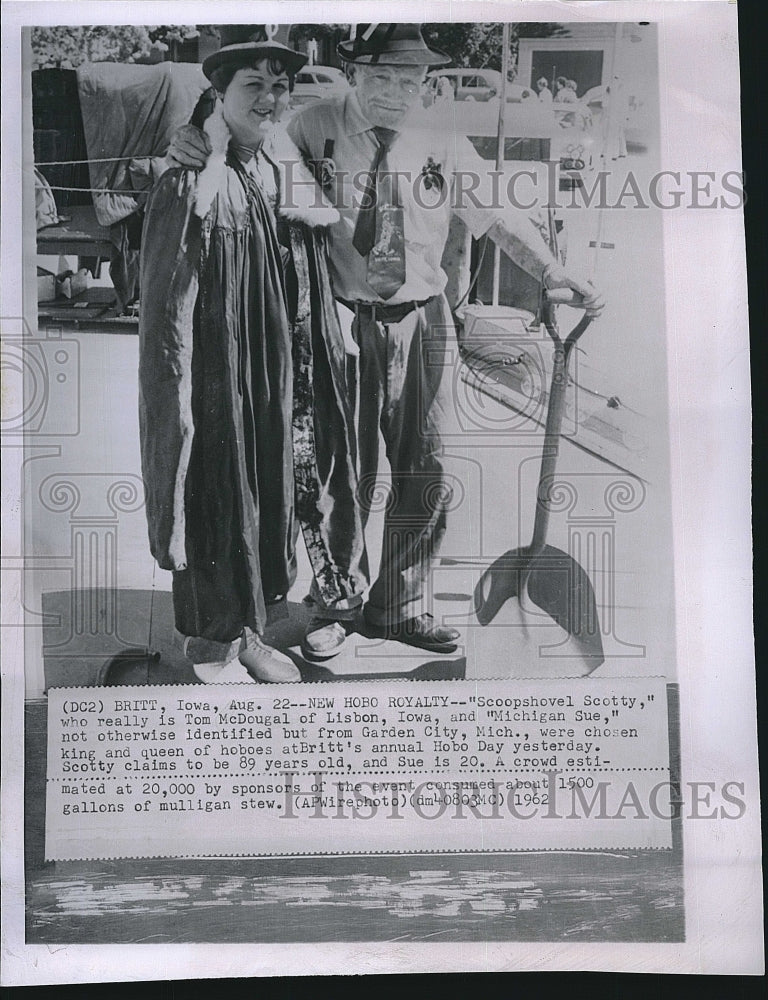1962 Press Photo Tom McDougal ,"Michigan Sue" at Britt's annual Hobo Day in Iowa - Historic Images