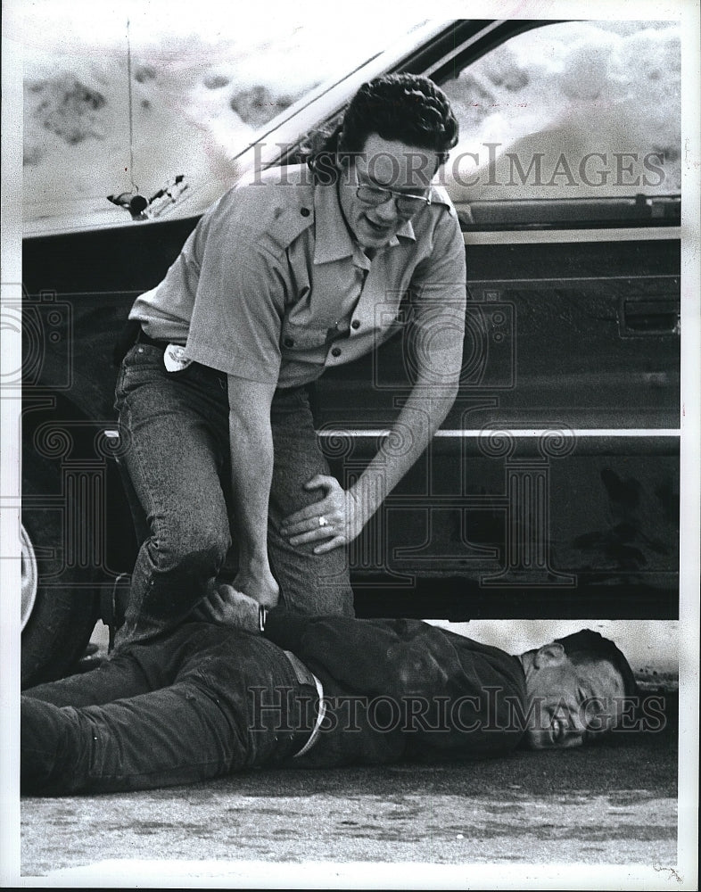 1994 Press Photo  Richard &quot;Red McCarthy catches a B&amp; E suspect - Historic Images