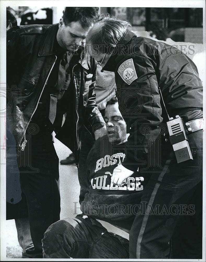 1994 Press Photo  Richard "Red McCarthy catches a B& E suspect - Historic Images