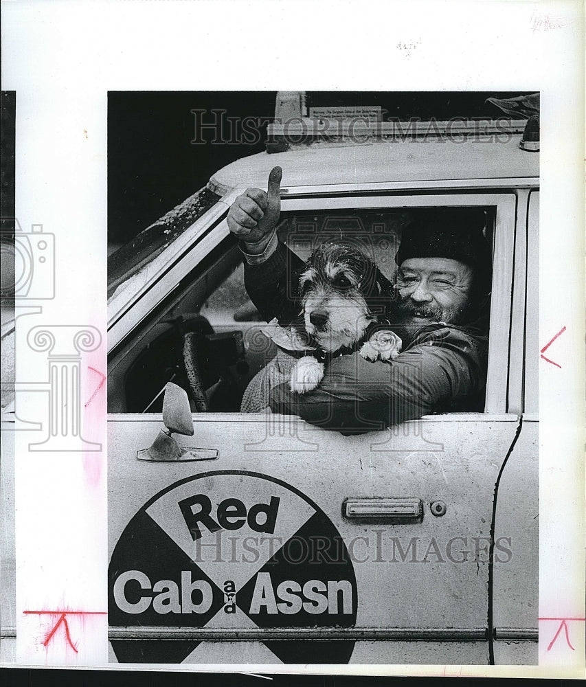 Press Photo Cab driver Charlie McCarthy & his dog for Red Cab Assn, - Historic Images