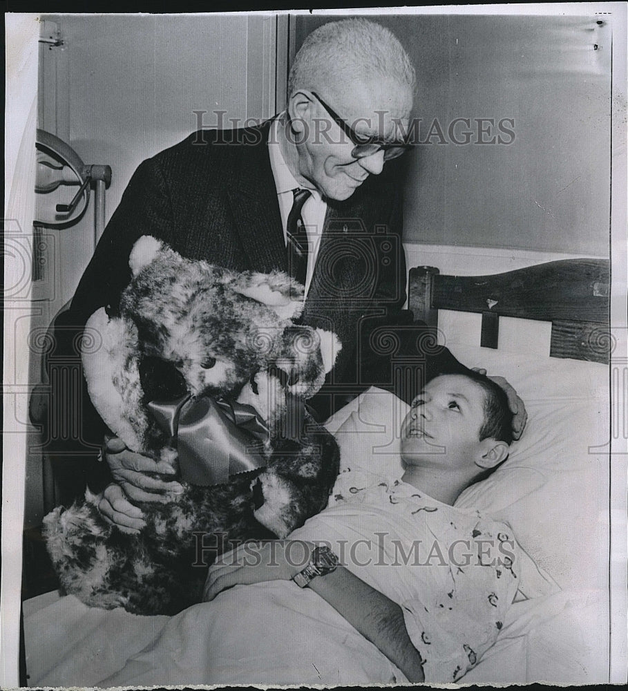 1965 Press Photo RA McClean gives Teddy Bear to Steve Andrews. in hospital - Historic Images