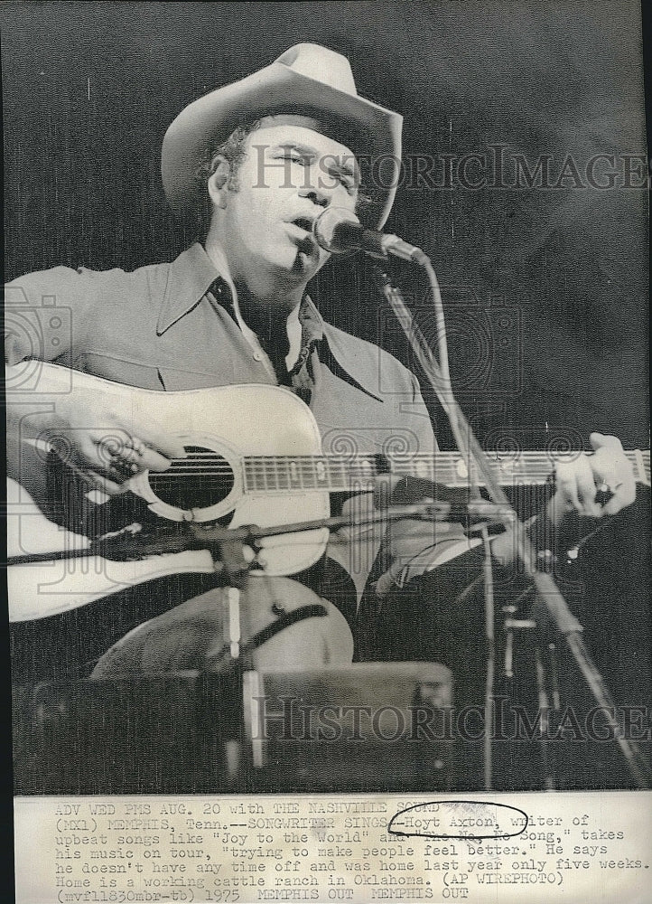 1975 Press Photo Musician Hoyt Axton  performing in concert - Historic Images