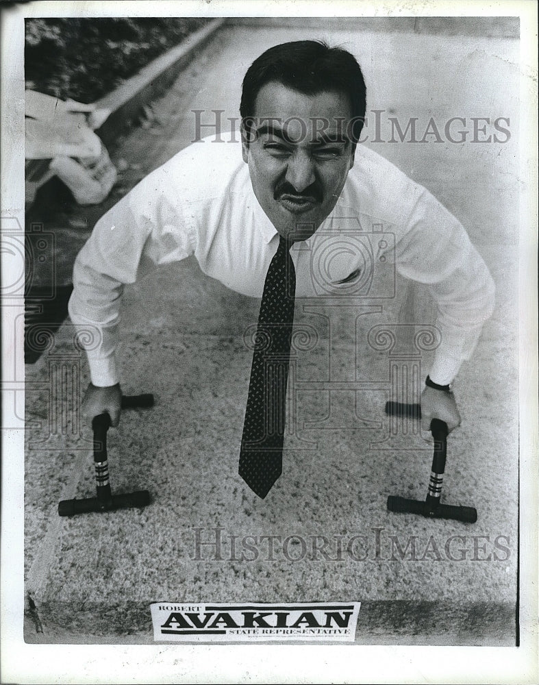1988 Press Photo Robert Avakian Does Push-ups - Historic Images