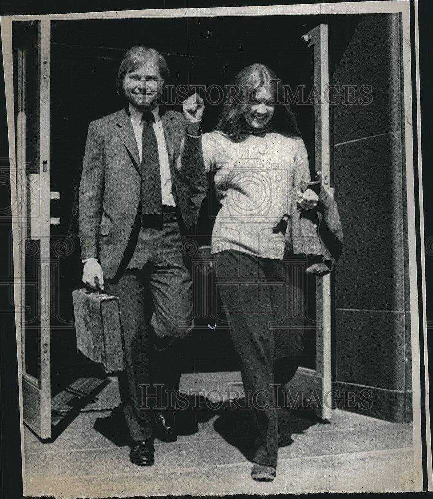 1971 Press Photo Miss Leslie Bacon &amp; her attorney - Historic Images