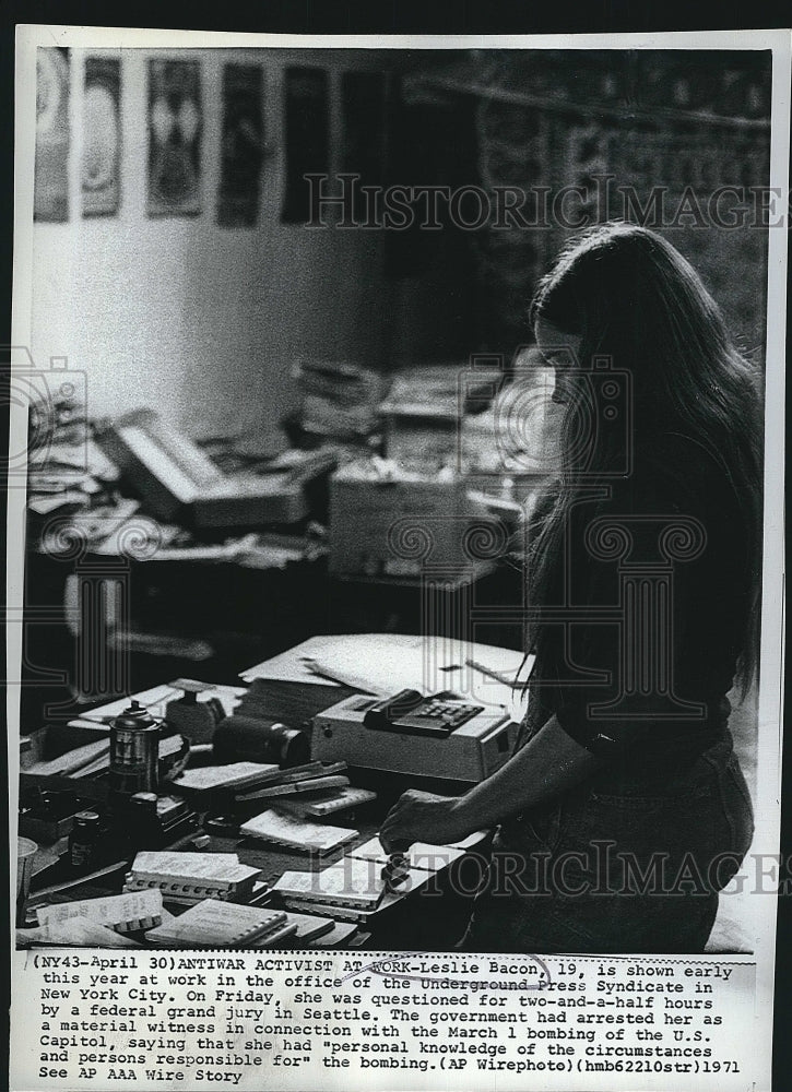 1971 Press Photo Antiwar activist, Leslie Bacon at Underground Press office - Historic Images