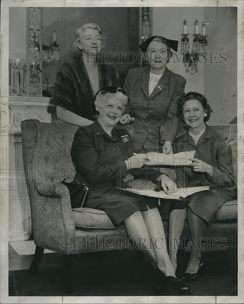 1956 Press Photo Meeting in the Famous Mrs. John Lessells - Historic Images