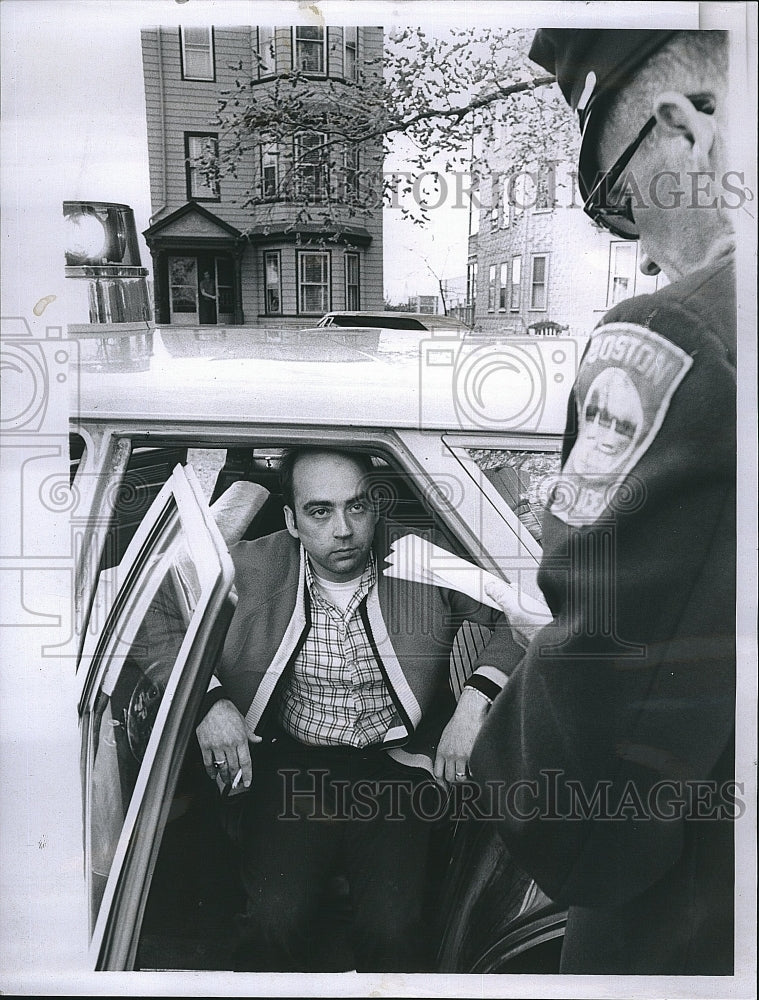 1968 Press Photo Ronald Baine, Patrolman Dan O&#39;Connor - Historic Images