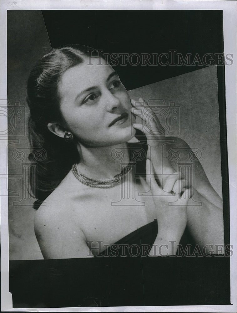 1950 Press Photo Red Feather Girl Jacqueline Crouse - Historic Images