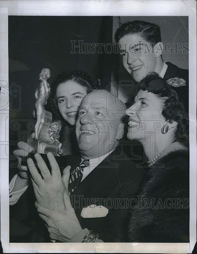 1949 Press Photo Columnist Arthur Baer Shows His &quot;Lady&quot; To His Family - Historic Images