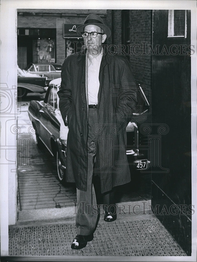 1964 Press Photo Arthur Teddy Baer Brought into Madden Police Station - Historic Images