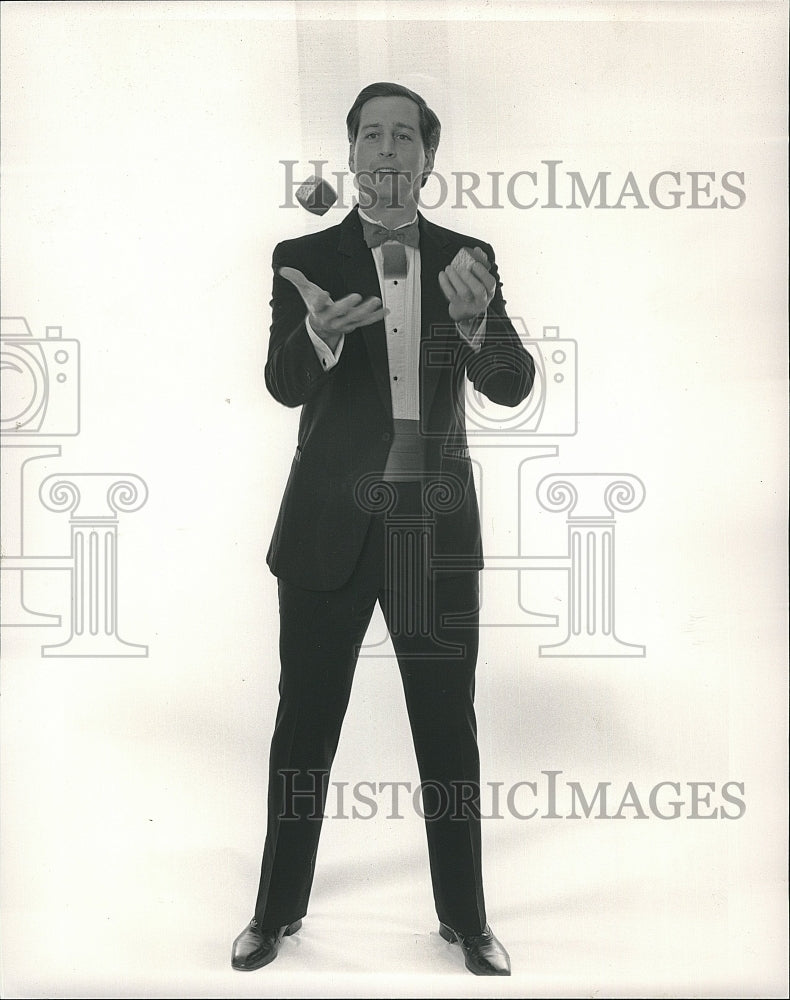 Press Photo Sportscaster John Dennis - Historic Images