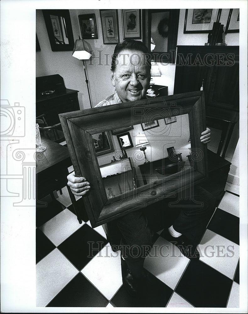 1993 Press Photo Jim DeMott, Manager of Concord Antiques Show Trinitarian Church - Historic Images