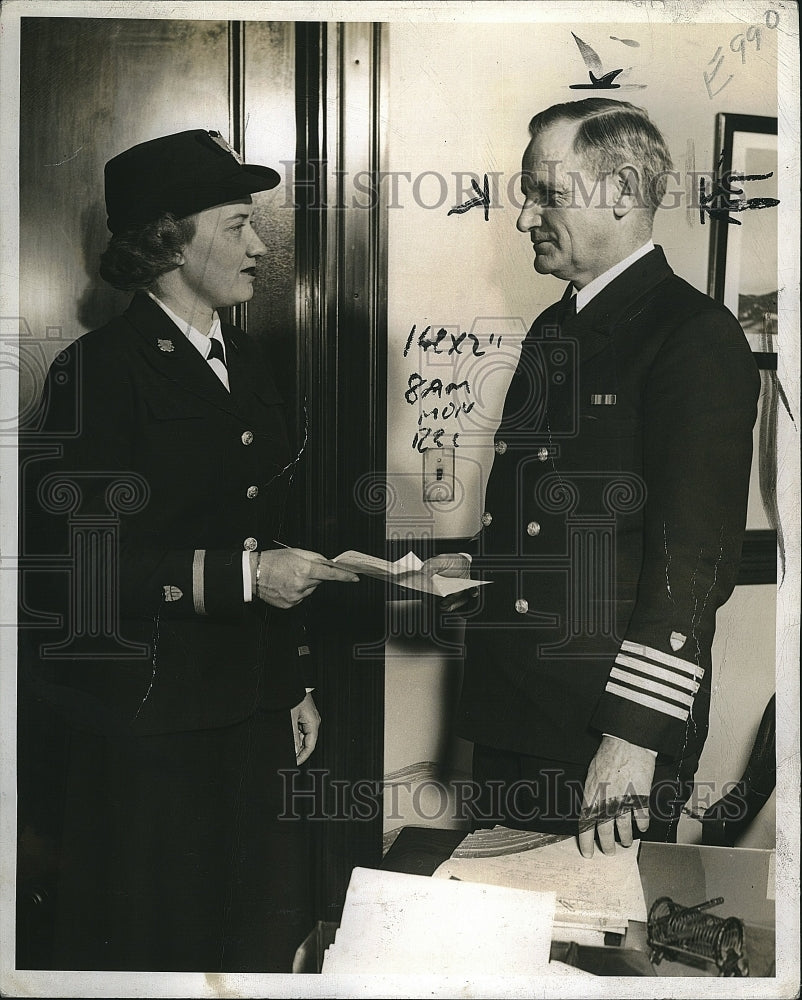 1943 Press Photo Barbara Easley, SPARS, Coast Guard, Captain W. N. Derby, Boston - Historic Images